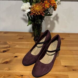 Clark’s Burgundy Suede Mary Jane Heels Size 9 (fit small)
